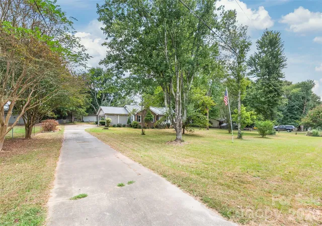 Photo 2 of Single family home for sale at 1011 Robin Ln, Rock Hill, SC 29730 | MLS# 4426360 | Listing updated on 2026-09-24