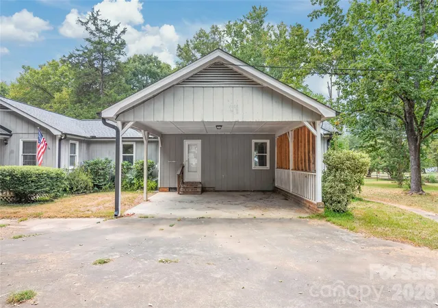 Photo 3 of Single family home for sale at 1011 Robin Ln, Rock Hill, SC 29730 | MLS# 4426360 | Listing updated on 2026-09-24