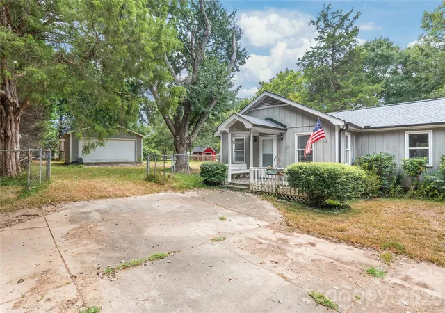 Photo 3 of Single family home for sale at 1011 Robin Ln, Rock Hill, SC 29730 | MLS# 4426360 | Listing updated on 2026-09-24