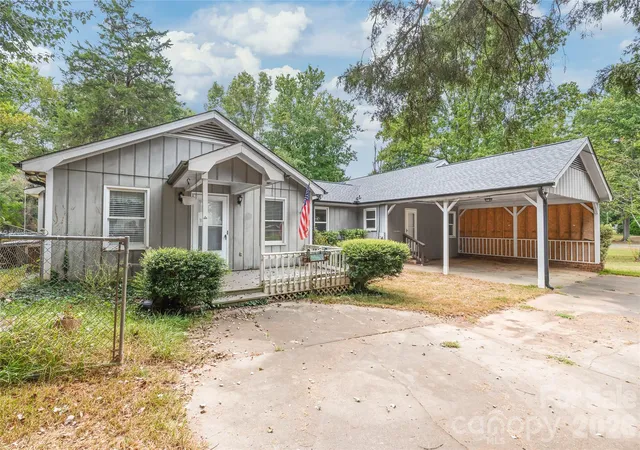 Photo 4 of Single family home for sale at 1011 Robin Ln, Rock Hill, SC 29730 | MLS# 4426360 | Listing updated on 2026-09-24