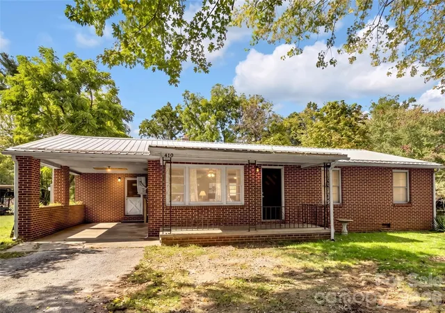 Photo 1 of Single family home for sale at 410 Westwood Cir, Waynesville, NC 28786 | MLS# 4426361 | Listing updated on 2026-09-23
