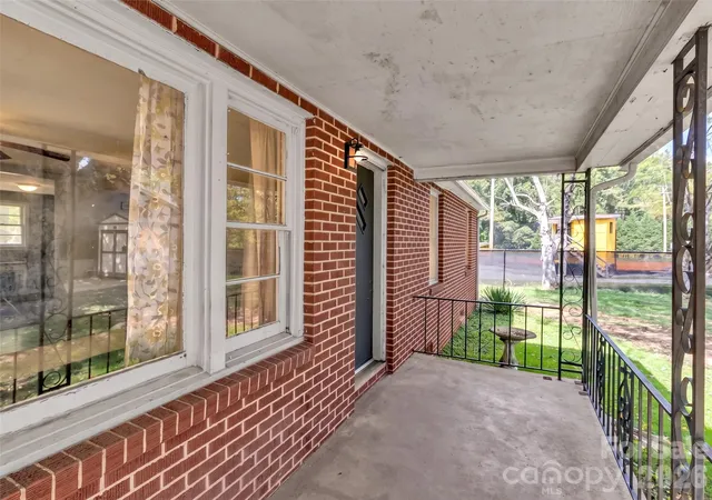 Photo 3 of Single family home for sale at 410 Westwood Cir, Waynesville, NC 28786 | MLS# 4426361 | Listing updated on 2026-09-23