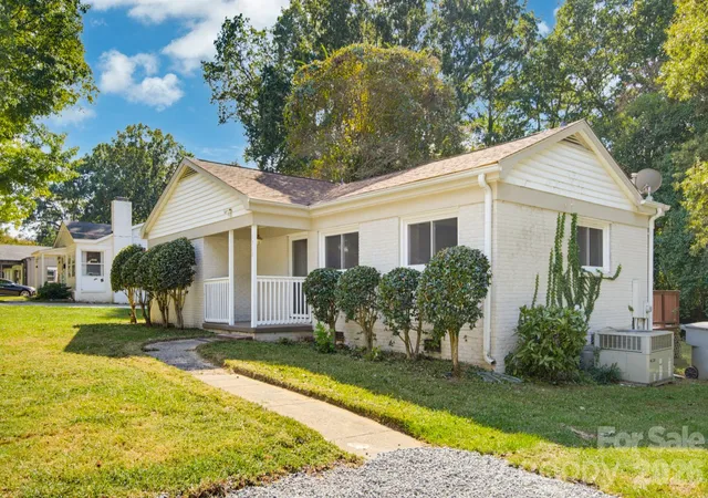 Photo 4 of Single family home for sale at 1733 Merry Oaks Rd, Charlotte, NC 28205 | MLS# 4426385 | Listing updated on 2026-10-06