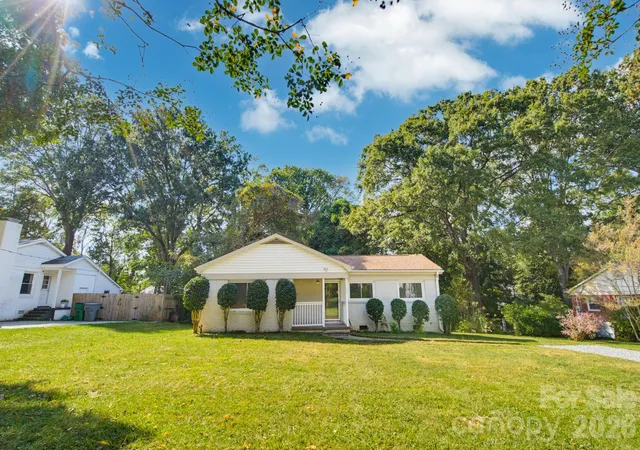 Photo 2 of Single family home for sale at 1733 Merry Oaks Rd, Charlotte, NC 28205 | MLS# 4426385 | Listing updated on 2026-10-06