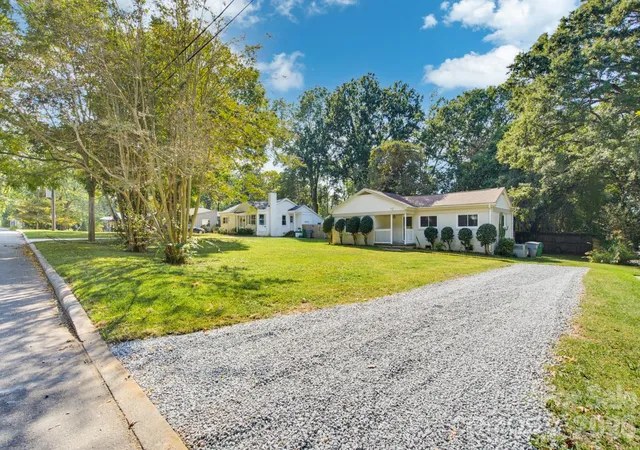 Photo 3 of Single family home for sale at 1733 Merry Oaks Rd, Charlotte, NC 28205 | MLS# 4426385 | Listing updated on 2026-10-06