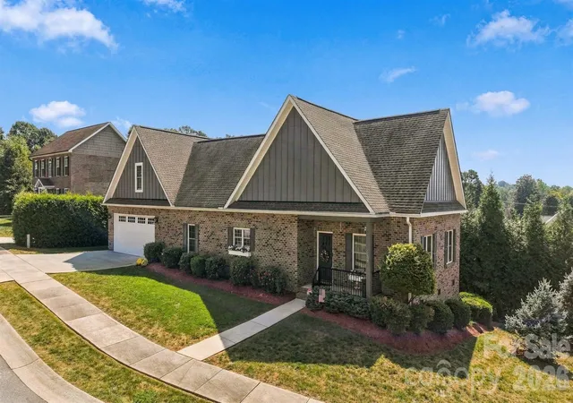 Photo 1 of Single family home for sale at 1258 10th Street Pl Nw, Hickory, NC 28601 | MLS# 4426423 | Listing updated on 2026-09-26