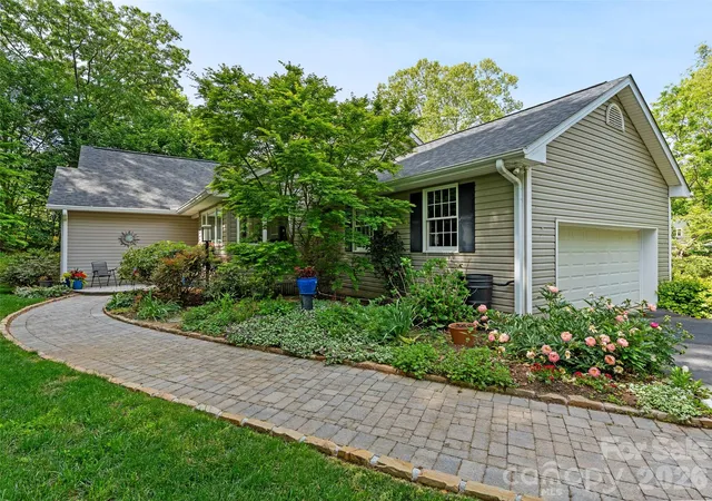 Photo 3 of Sale Pending at 15 Baird Aly, Asheville, NC 28804 | MLS# 4426450 | Listing updated on 2026-10-08