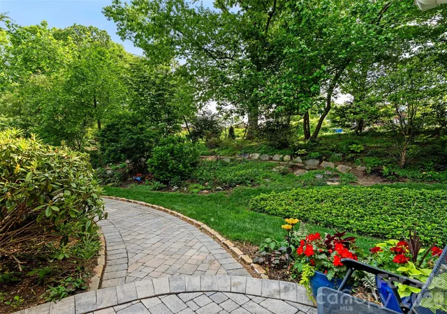 Photo 4 of Sale Pending at 15 Baird Aly, Asheville, NC 28804 | MLS# 4426450 | Listing updated on 2026-10-08