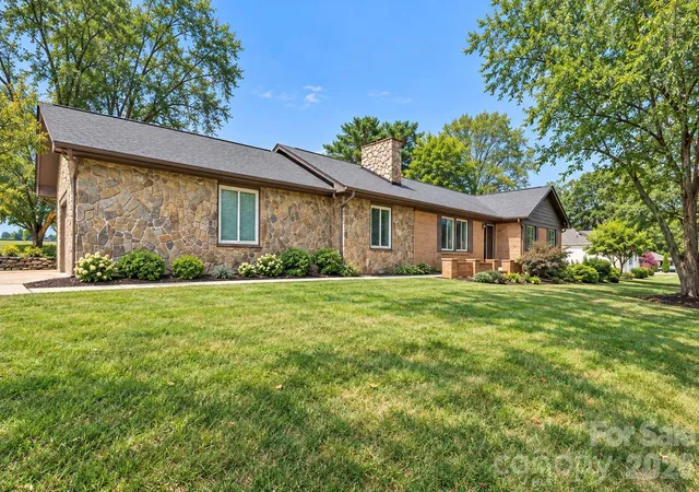 Photo 2 of Single family home for sale at 1953 Crestdale Ln, Newton, NC 28658 | MLS# 4426464 | Listing updated on 2026-09-24