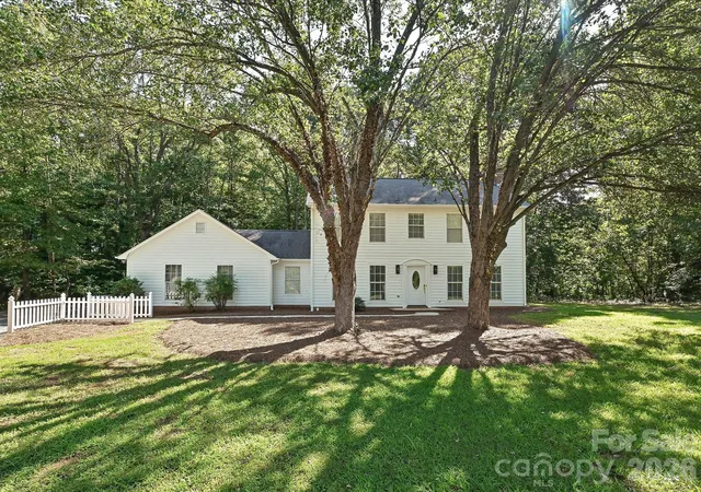 Photo 3 of Single family home for sale at 11200 Walking Horse Ln, Charlotte, NC 28215 | MLS# 4426487 | Listing updated on 2026-09-29
