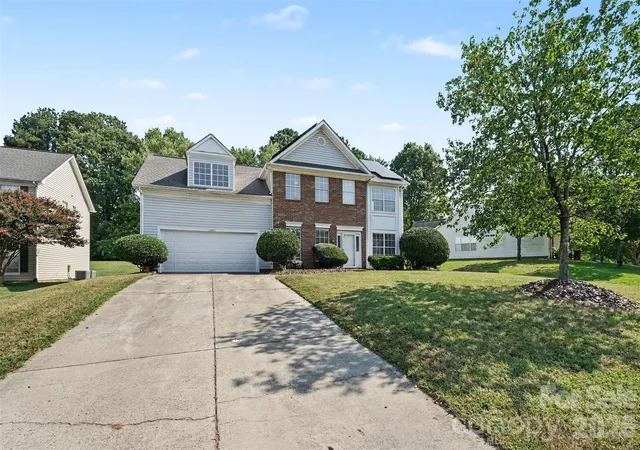 Photo 3 of Single family home for sale at 11850 Old Timber Rd, Charlotte, NC 28269 | MLS# 4426491 | Listing updated on 2026-10-07