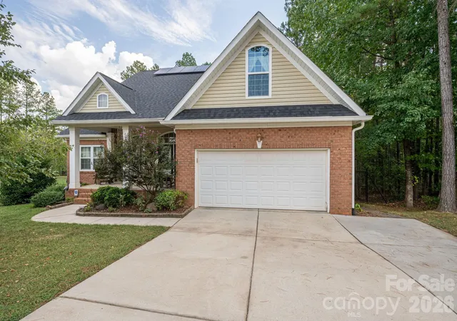 Photo 3 of Single family home for sale at 2013 Wrens Song Way, Gastonia, NC 28052 | MLS# 4426504 | Listing updated on 2026-09-20