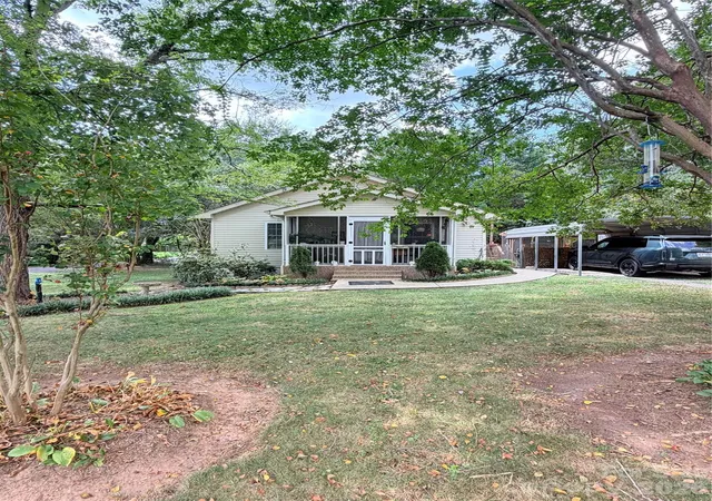 Photo 2 of Single family home for sale at 522 19th Street Sw, Hickory, NC 28602 | MLS# 4426515 | Listing updated on 2026-09-21
