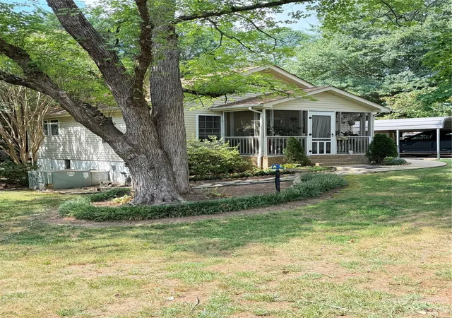Photo 3 of Single family home for sale at 522 19th Street Sw, Hickory, NC 28602 | MLS# 4426515 | Listing updated on 2026-09-21