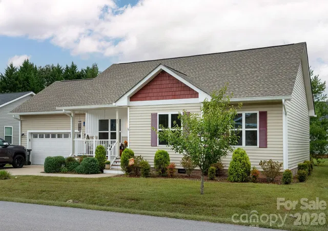 Single family home for sale at 27 Day Lilly Ct, Hendersonville, NC 28739 | MLS# 4426583