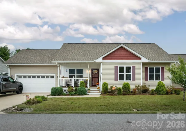Photo 1 of Single family home for sale at 27 Day Lilly Ct, Hendersonville, NC 28739 | MLS# 4426583 | Listing updated on 2026-09-29
