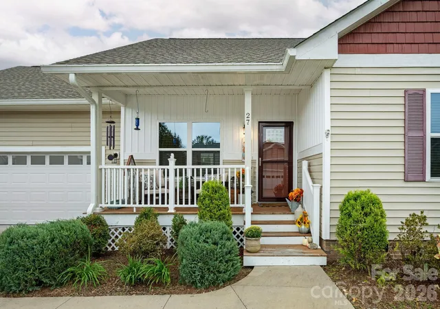 Photo 2 of Single family home for sale at 27 Day Lilly Ct, Hendersonville, NC 28739 | MLS# 4426583 | Listing updated on 2026-09-29