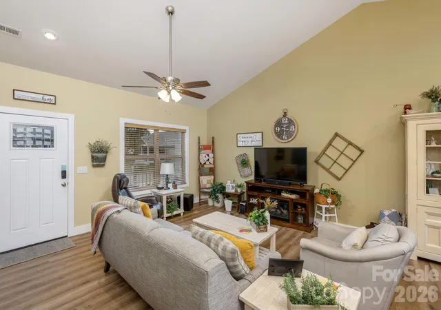 Photo 3 of Single family home for sale at 27 Day Lilly Ct, Hendersonville, NC 28739 | MLS# 4426583 | Listing updated on 2026-09-29