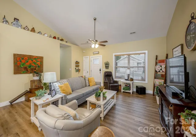 Photo 4 of Single family home for sale at 27 Day Lilly Ct, Hendersonville, NC 28739 | MLS# 4426583 | Listing updated on 2026-09-29