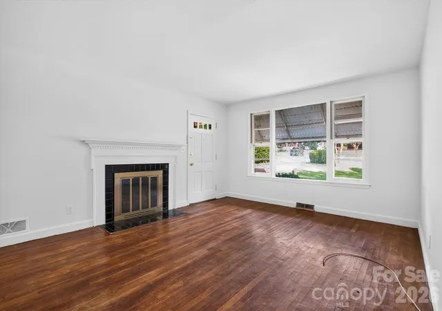 Photo 4 of Single family home for sale at 3353 Eastwood Dr, Charlotte, NC 28205 | MLS# 4426593 | Listing updated on 2026-10-01