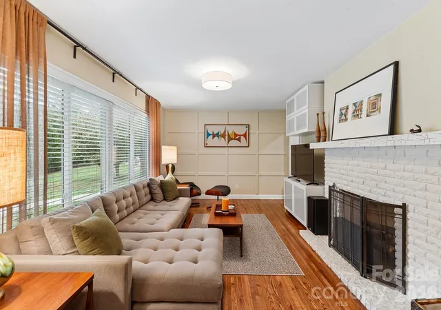 Photo 4 of Single family home for sale at 122 Chanticleer Ct, Charlotte, NC 28214 | MLS# 4426599 | Listing updated on 2026-10-01