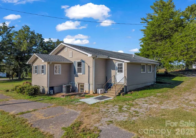 Photo 3 of Single family home for sale at 923 Green Crk Dr, Columbus, NC 28722 | MLS# 4426604 | Listing updated on 2026-10-09