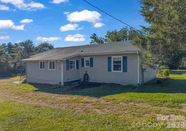 Photo 4 of Single family home for sale at 923 Green Crk Dr, Columbus, NC 28722 | MLS# 4426604 | Listing updated on 2026-10-09