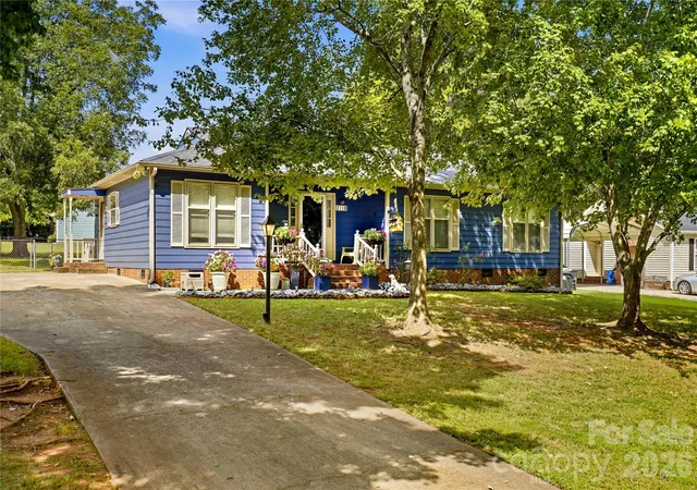 Photo 1 of Single family home for sale at 2118 Lampglow Ct, Gastonia, NC 28056 | MLS# 4426612 | Listing updated on 2026-10-06