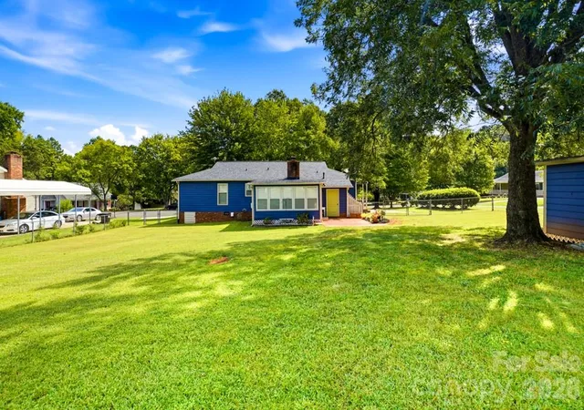 Photo 3 of Single family home for sale at 2118 Lampglow Ct, Gastonia, NC 28056 | MLS# 4426612 | Listing updated on 2026-10-06