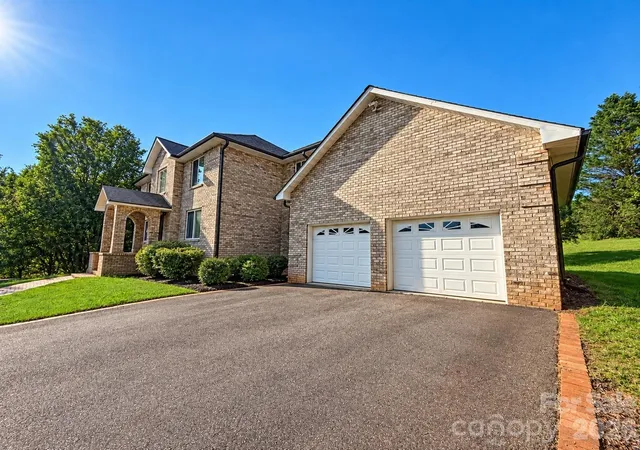 Photo 4 of Single family home for sale at 5980 Willowbottom Rd, Hickory, NC 28602 | MLS# 4426614 | Listing updated on 2026-10-08