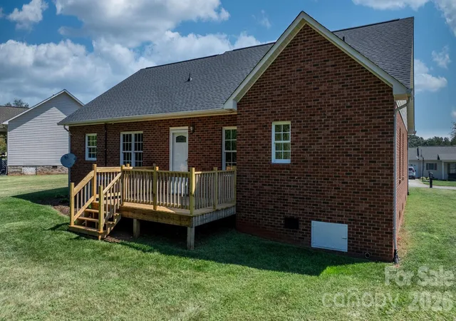 Photo 3 of Single family home for sale at 1420 Farmington Hills Dr, Conover, NC 28613 | MLS# 4426620 | Listing updated on 2026-10-06