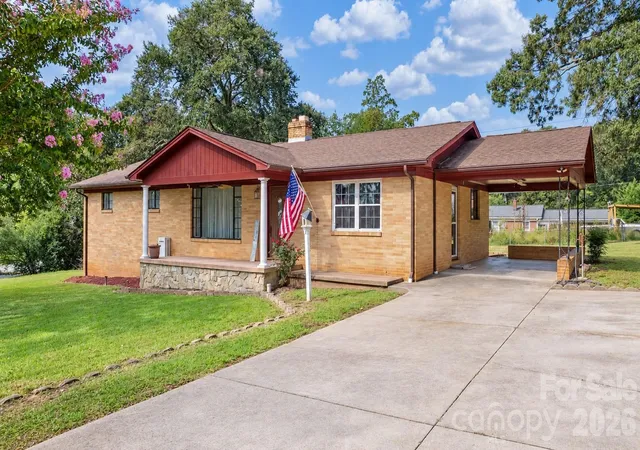Photo 1 of Single family home for sale at 1723 31st Street Ne, Hickory, NC 28601 | MLS# 4426624 | Listing updated on 2026-09-26