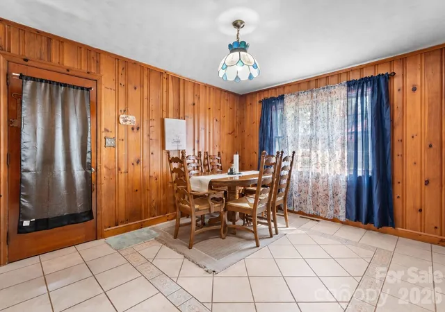 Photo 3 of Single family home for sale at 1723 31st Street Ne, Hickory, NC 28601 | MLS# 4426624 | Listing updated on 2026-09-26
