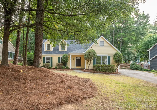 Single family home for sale at 2612 Heathershire Ln, Matthews, NC 28105 | MLS# 4426654