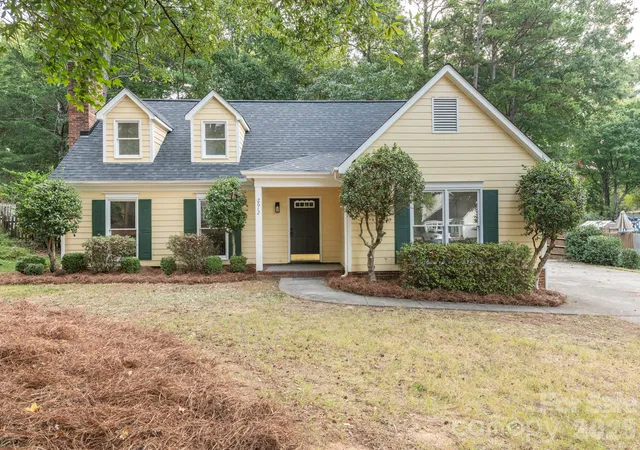 Photo 1 of Single family home for sale at 2612 Heathershire Ln, Matthews, NC 28105 | MLS# 4426654 | Listing updated on 2026-09-23
