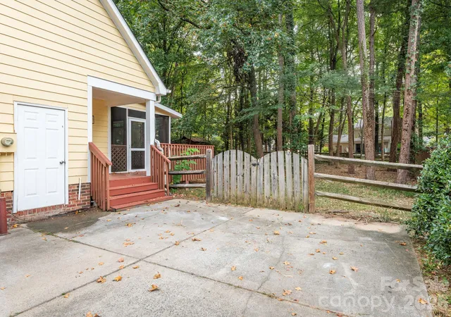 Photo 3 of Single family home for sale at 2612 Heathershire Ln, Matthews, NC 28105 | MLS# 4426654 | Listing updated on 2026-09-23