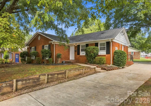 Photo 2 of Sale Pending at 4700 Woodway Pl, Charlotte, NC 28208 | MLS# 4426668 | Listing updated on 2026-10-01