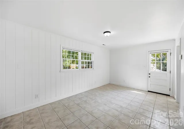 Photo 4 of Sale Pending at 4700 Woodway Pl, Charlotte, NC 28208 | MLS# 4426668 | Listing updated on 2026-10-01