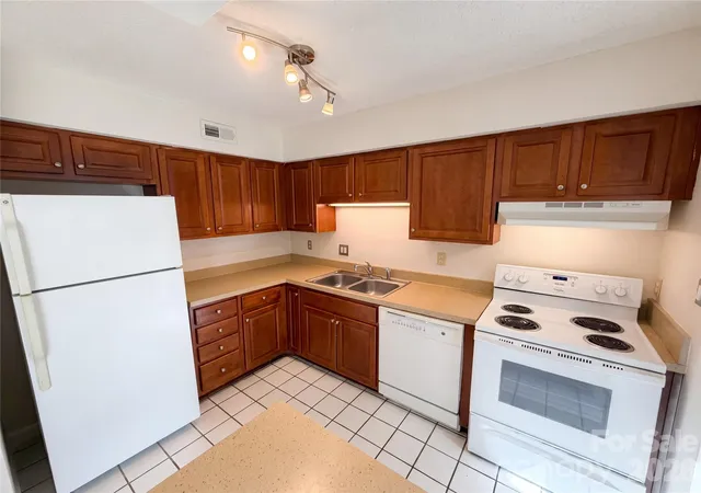 Listing Photo 5 - Condo for sale in building located at 2020 Stoney Pt Ln, Charlotte, NC 28210 - Unit #59