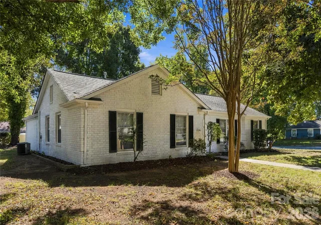 Photo 2 of Single family home for sale at 6500 Woodfield Dr, Charlotte, NC 28215 | MLS# 4426679 | Listing updated on 2026-10-23