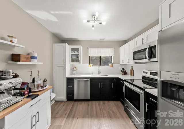 Listing Photo 2 - Condo for sale in building located at 3284 Heathstead Pl, Charlotte, NC 28210 - Unit #I