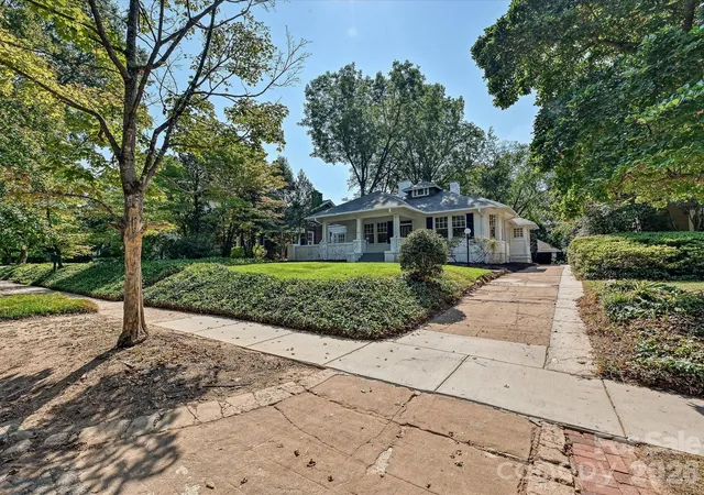 Photo 2 of Sale Pending at 501 Hermitage Ct, Charlotte, NC 28207 | MLS# 4426702 | Listing updated on 2026-09-25
