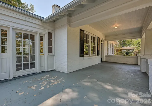 Photo 3 of Sale Pending at 501 Hermitage Ct, Charlotte, NC 28207 | MLS# 4426702 | Listing updated on 2026-09-25