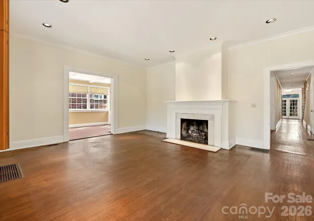 Photo 4 of Sale Pending at 501 Hermitage Ct, Charlotte, NC 28207 | MLS# 4426702 | Listing updated on 2026-09-25
