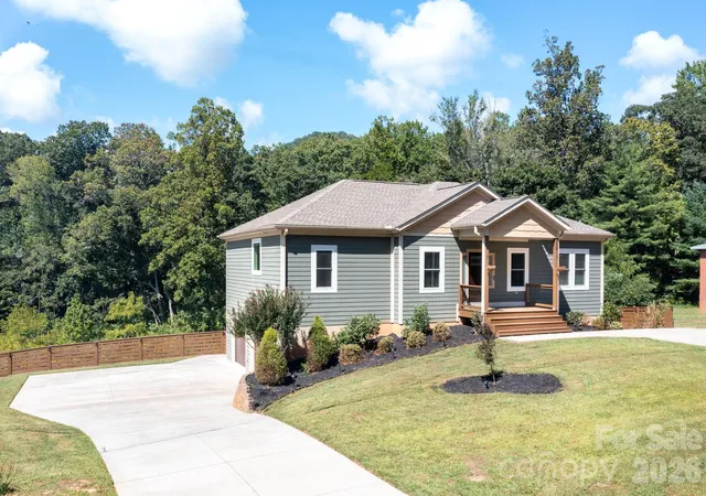 Photo 3 of Single family home for sale at 139 Ridge Rd, Candler, NC 28715 | MLS# 4426704 | Listing updated on 2026-10-05