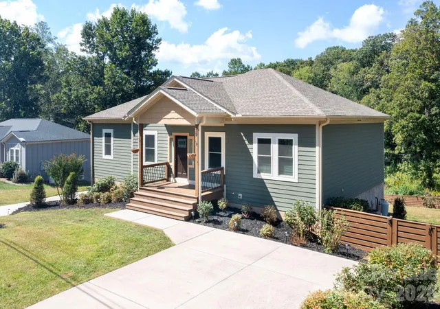 Photo 3 of Single family home for sale at 139 Ridge Rd, Candler, NC 28715 | MLS# 4426704 | Listing updated on 2026-10-05