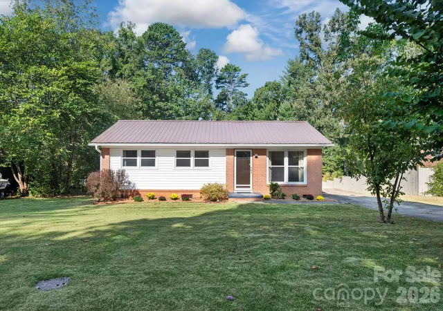 Photo 1 of Single family home for sale at 220 Richmond Hl Dr, Asheville, NC 28806 | MLS# 4426706 | Listing updated on 2026-09-28