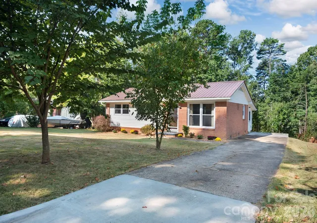 Photo 2 of Single family home for sale at 220 Richmond Hl Dr, Asheville, NC 28806 | MLS# 4426706 | Listing updated on 2026-09-28