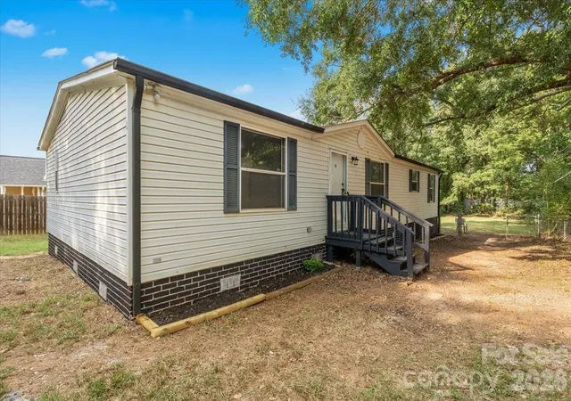 Photo 3 of Single family home for sale at 109 Puett Dr, Dallas, NC 28034 | MLS# 4426708 | Listing updated on 2026-09-22