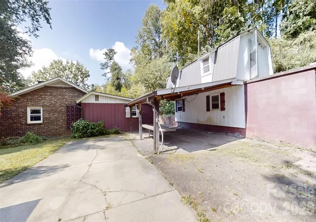 Photo 3 of Single family home for sale at 175 River Ln, Canton, NC 28716 | MLS# 4426723 | Listing updated on 2026-09-22